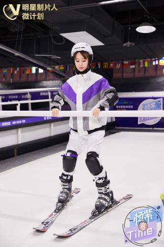 杨紫练习滑雪动作