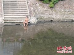 男子在金水河里搓澡被劝